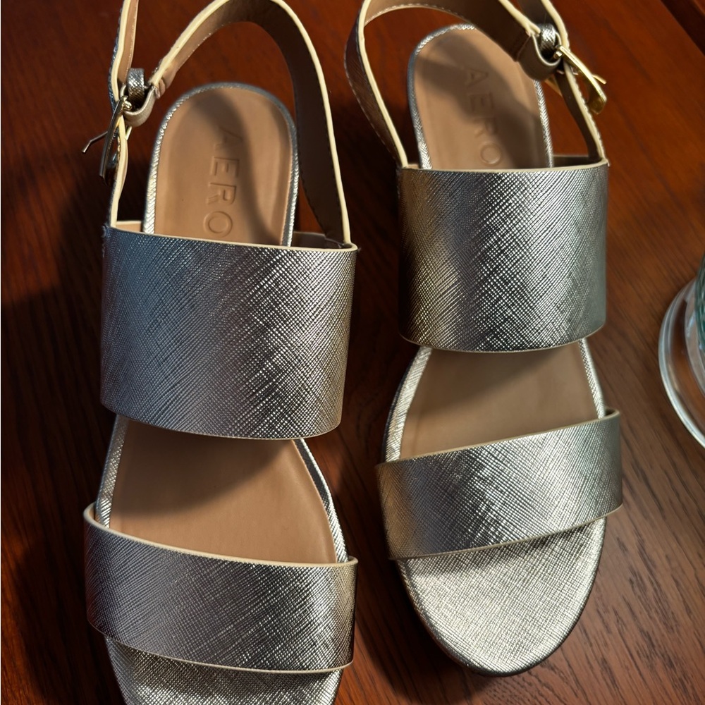 CAMILLA AEROSOLES GOLD HEELS - Picture 2 of 7